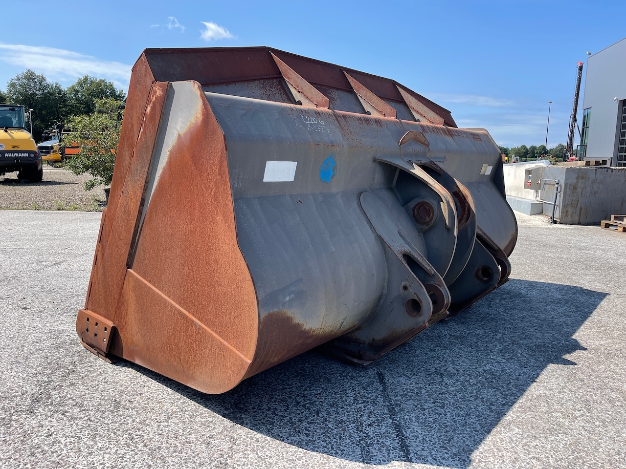Volvo L220 dichte bak 331cm 5400ltr Vaste montage 